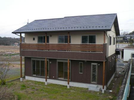 岐阜県可児市　メンテナンスが少なくていいような高耐候性１６㍉サイディング・陶器瓦を標準採用。バルコニーから風を入れやすいように木材をスノコ貼りにしました。屋根も被っているので、雨の日でも洗濯物を安心して干せますね。