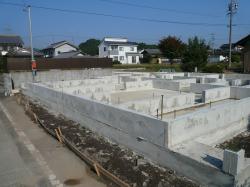 新築　関　コンクリートを打設していきます。