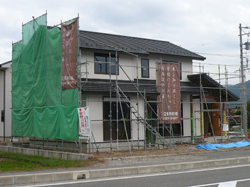 岐阜県加茂郡　まだ足場のある状態ですが、外から見ると、徐々に構造が出来上がってきて完成に近づいていることがわかります。